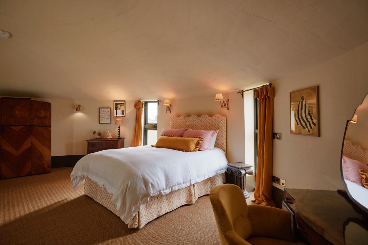 The king-size bedroom at Bonny Cabin, Leicestershire