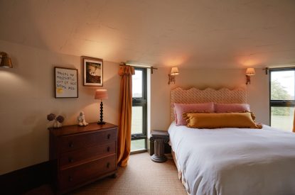 The king-size bedroom at Bonny Cabin, Leicestershire