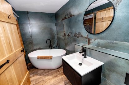 An en-suite bathroom at Cowfold, Devon