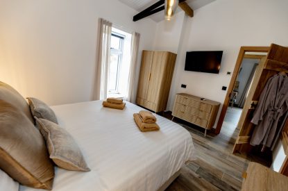 A king-size bedroom at Cowfold, Devon