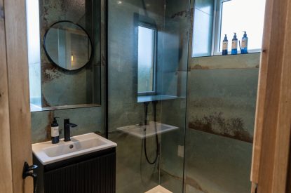An en-suite bathroom at Cowfold, Devon