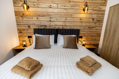 A king-size bedroom at Cowfold, Devon