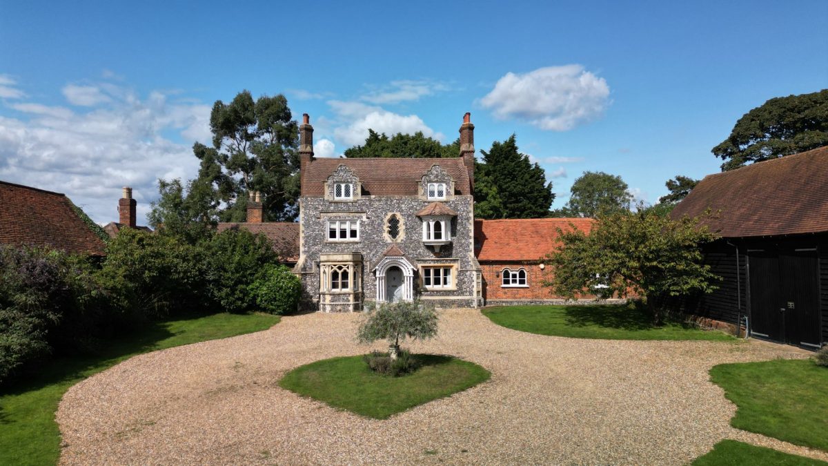 The exterior of Hedge Farmhouse, Buckinghamshire