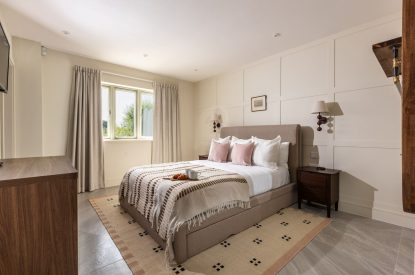 A king-size bedroom at The Meadow Retreat, Cornwall