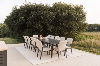 The outdoor dining space at The Meadow Retreat, Cornwall