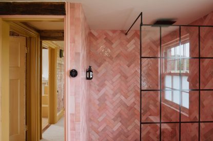 A bathroom at Sutton Farmhouse, Leicestershire