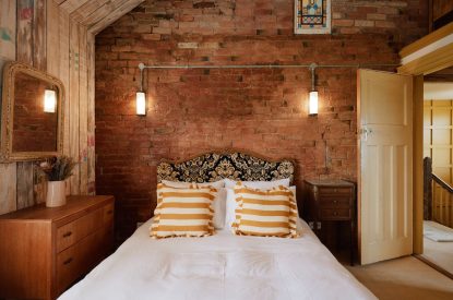 A double bedroom at Sutton Farmhouse, Leicestershire