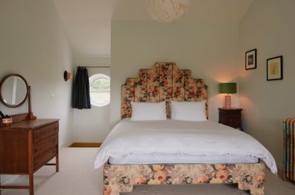 The king-size bedroom at Poppy's Cabin, Leicestershire