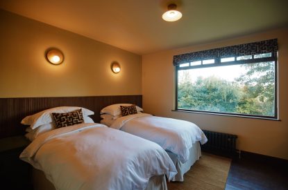 A twin bedroom at Casa Vista, Cotswolds