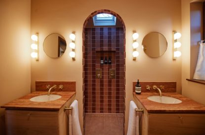 A bathroom at Casa Vista, Cotswolds