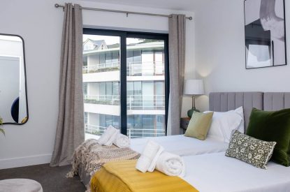 A twin bedroom at Reefside, Devon