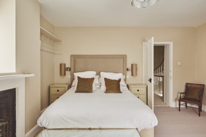 A bedroom at Coastal Manor Retreat, Hampshire