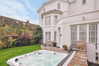 The hot tub at Coastal Manor Retreat, Hampshire