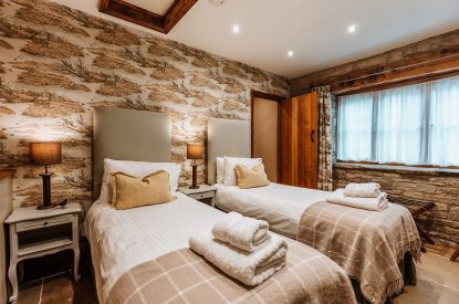 A twin bedroom at The Wainhouse Courtyard, Herefordshire 