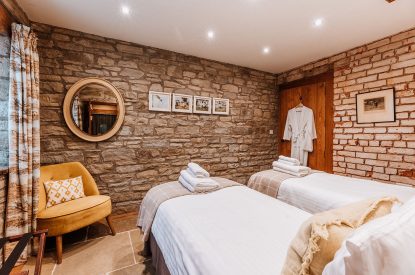 A twin bedroom at The Wainhouse Courtyard, Herefordshire 