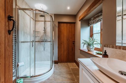A shower room at The Wainhouse Courtyard, Herefordshire 