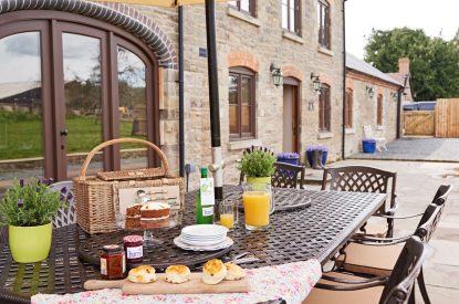 Outdoor dining at The Wainhouse Courtyard, Herefordshire 